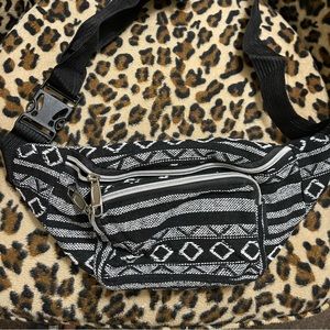 Super cute fanny pack never used in excellent condition